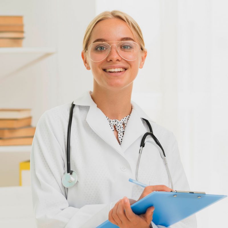 medium-shot-smiley-nutritionist-with-stethoscope